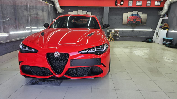 Оклейка бронепленкой Alfa Romeo Giulia Quadrifoglio